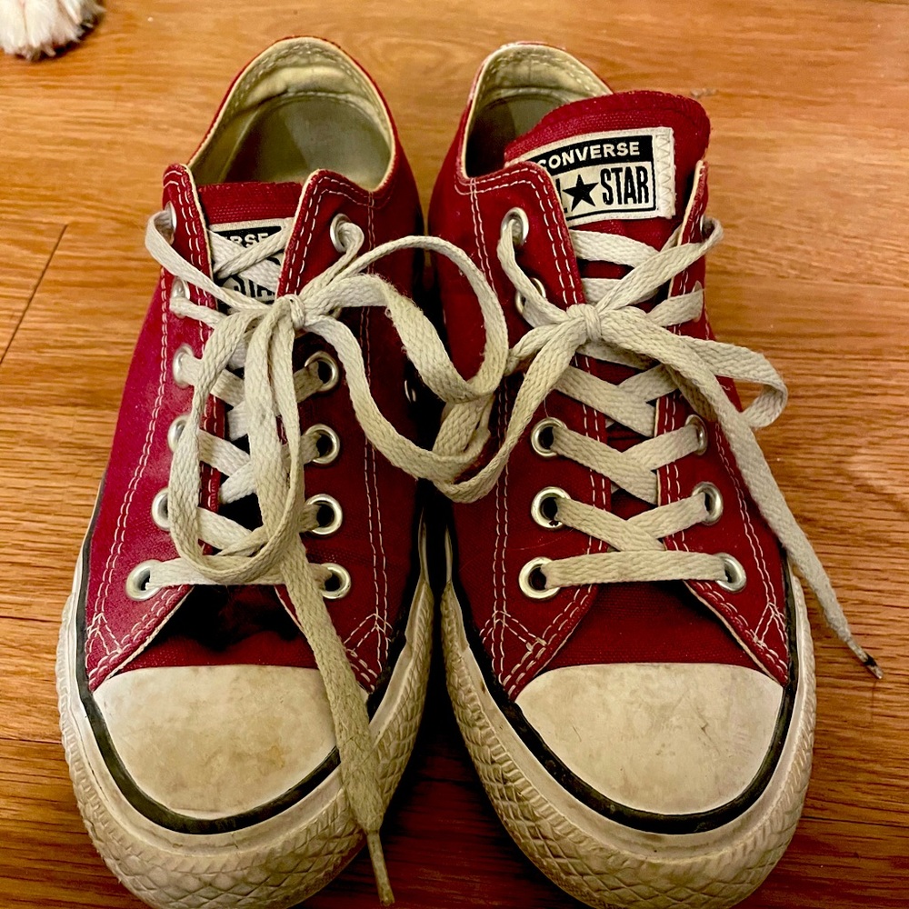 Low cut dark red converse